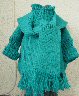 Net als mama draagt de pop een poncho